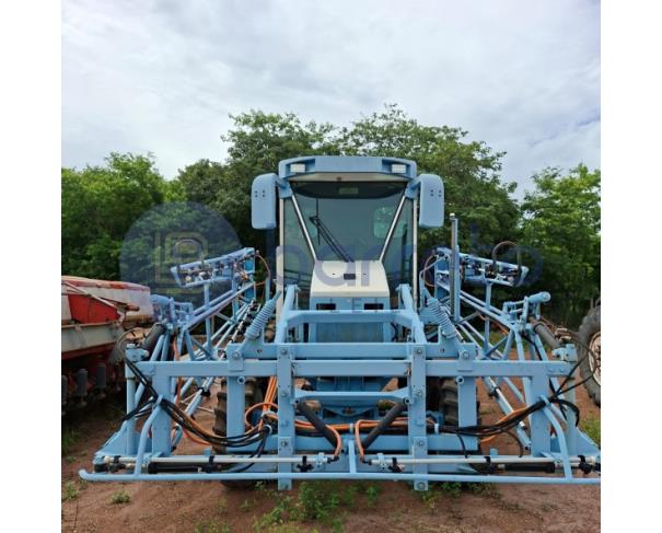 Foto de TRATOR FORD, MODELO;  7610 4X4, COM SISTEMA DE PULVERIZAÇÃO, TIPO UNIPORT, COM TANQUE DE: 3.000 LITROS CABINADO COM AR- CONDICIONADO 