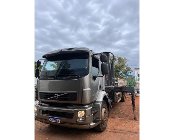 Foto de CAMINHÃO GUINDAUTO l VOLVO l VM 260, 6X2 l ANO 2010/2011, DIESEL L COR CINZA ICOM MUNCK ING 20.500, COM CONTROLE REMOTO ANO 2024