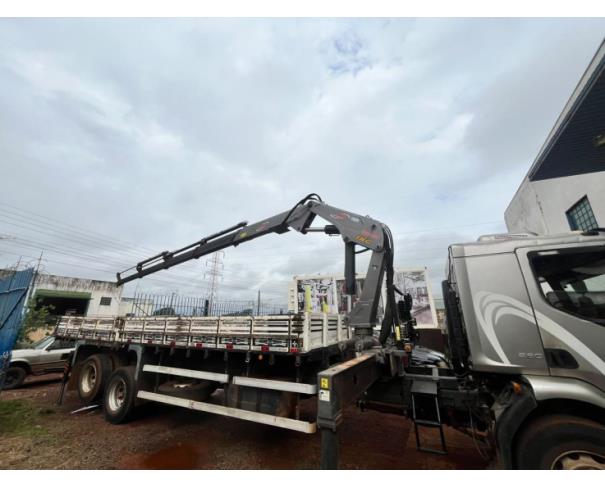 Foto de CAMINHÃO GUINDAUTO l VOLVO l VM 260, 6X2 l ANO 2010/2011, DIESEL L COR CINZA ICOM MUNCK ING 20.500, COM CONTROLE REMOTO ANO 2024