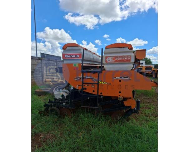 Foto de PLANTADORA GENIUS, MODELO GSPV-150150, EQUIPADA COM SISTEMA PNEUMATICO DE ALTA PRECISÃO PARA SEMEADURA, ANO DE FABRICÃO: 2021 