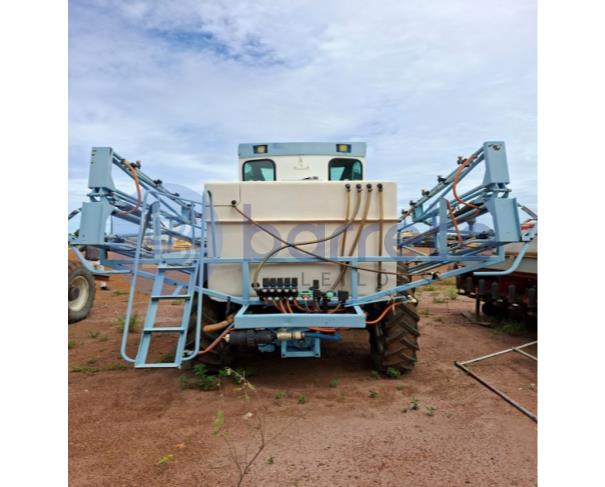 Foto de TRATOR FORD, MODELO;  7610 4X4, COM SISTEMA DE PULVERIZAÇÃO, TIPO UNIPORT, COM TANQUE DE: 3.000 LITROS CABINADO COM AR- CONDICIONADO 
