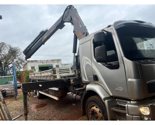 Foto de CAMINHÃO GUINDAUTO l VOLVO l VM 260, 6X2 l ANO 2010/2011, DIESEL L COR CINZA ICOM MUNCK ING 20.500, COM CONTROLE REMOTO ANO 2024